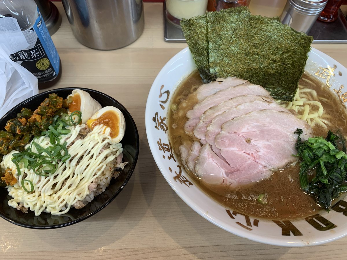 mgr_nikoniko's tweet photo. 佐倉市　#武道家心 さんの
チャーシューメン(大)とBDK飯

普濃普でオーダー。

辛いきゅうりがあったので麺量は悩んだけど大で。

お持ち帰りの辛いきゅうりもあったので注文。

ビールのつまみで頂いております。

今度、持ち帰りチャーシューも購入して武道家晩酌やって見たいな。

#ラーメン https://t.co/0KOy2yEqfv