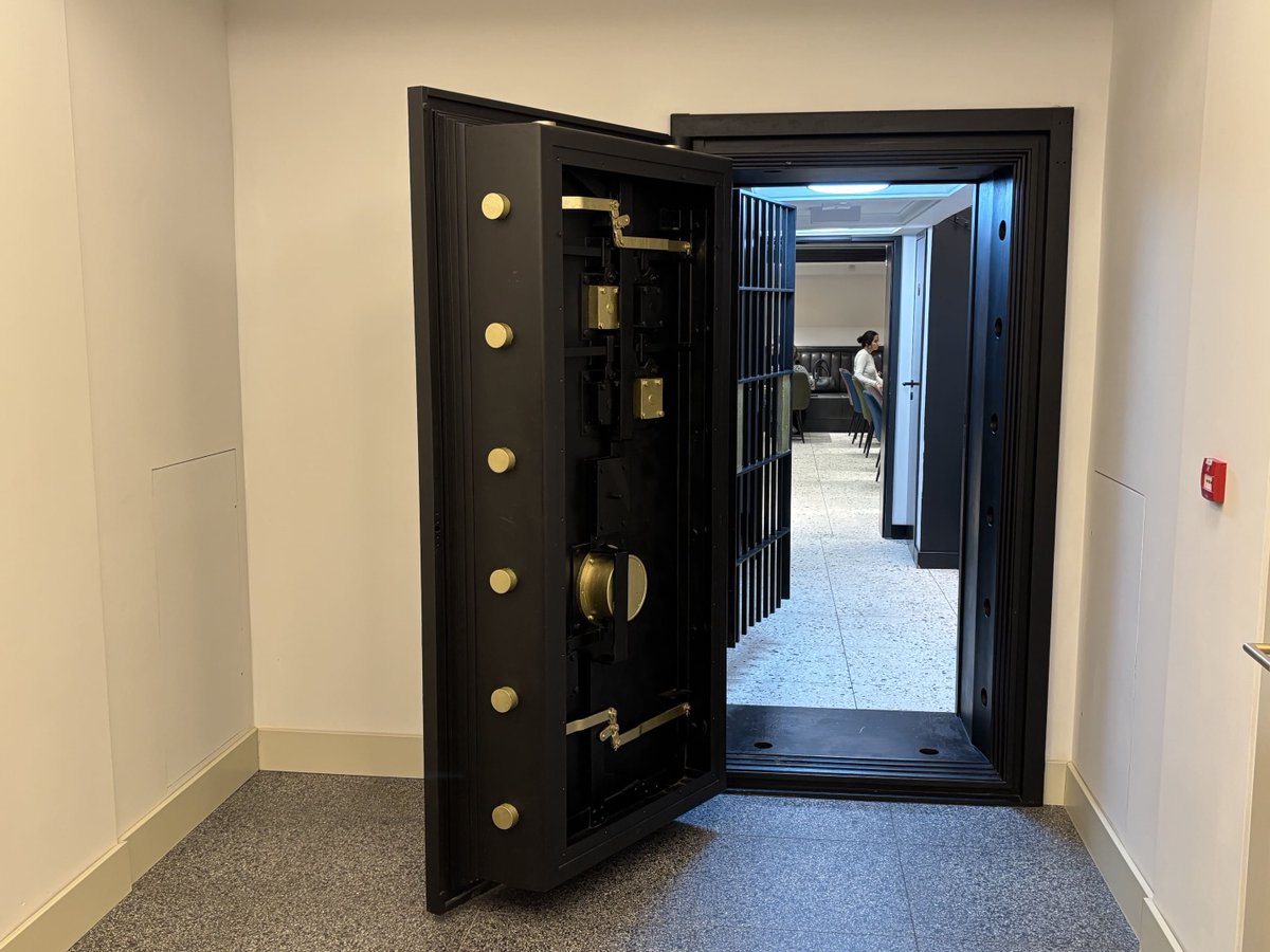 aspecialcompany's tweet photo. Was passiert, wenn eine Bank in die Hotellerie geht? Erlebt in Prag: 👉 https://t.co/d7jPuKDlH2
.
.
.
.
#hotelawards #50best #hotel #hospitality #hotelmarketing https://t.co/47cMeFeshU