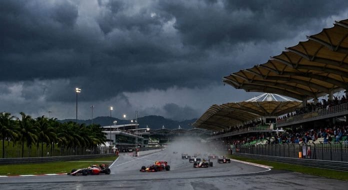AkeemSharyzal's tweet photo. Time training panas terik, race day hujan lebat.

Inilah benda yang tak boleh diramal di Sepang Circuit. Bila hujan turun, litar jadi licin, visibility teruk dan setiap selekoh lebih mencabar.

Strategi, skill &amp; keberanian driver akan diuji.

All the best F1! 🔥🏁 https://t.co/OZlSXsWGRF