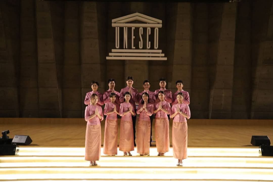 gugaija's tweet photo. มีโอกาสใส่ชุดไทยโชว์ในเวทียูเนสโก แต่เลือกชุดนี้จะได้ง่ายๆคล่องๆ หมดคำจะพูดเลย ท้อแท้ https://t.co/cOVi3Oxfpf