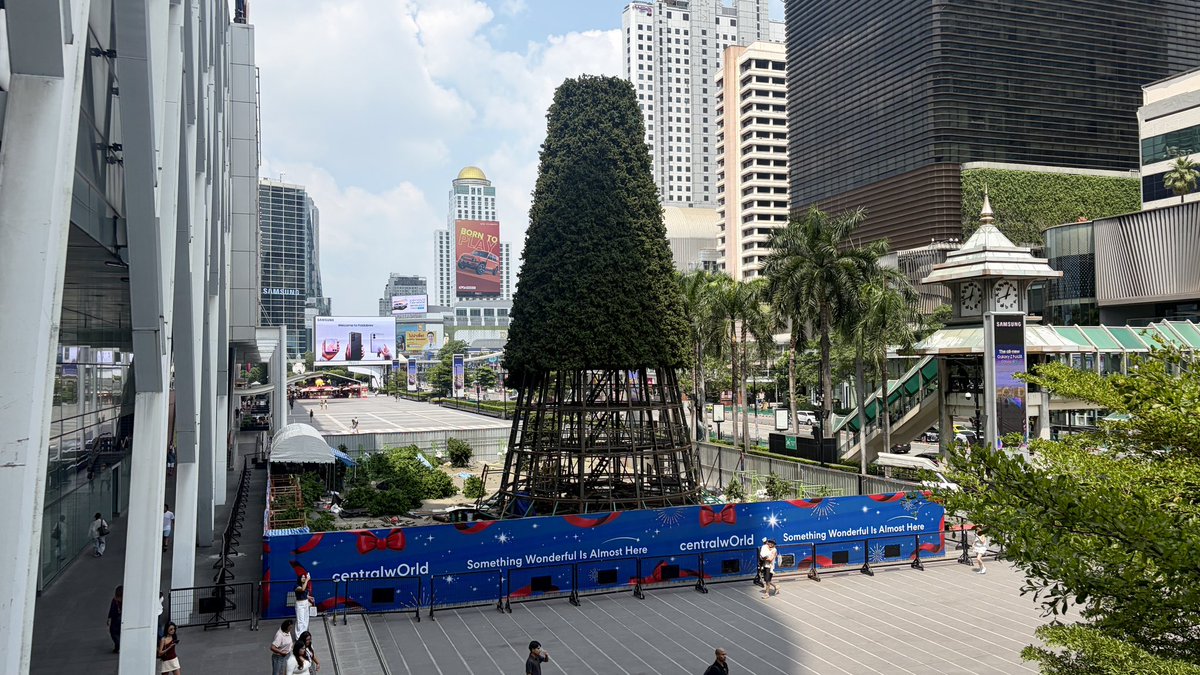 IceApple1995's tweet photo. ต้นคริสต์มาสหน้า Central World วันนี้ยอดสูงขึ้นมาก เหลือแค่ยอดต้นแล้ว จากนั้นจะประดับดาวบนยอด, ของตกแต่งและไฟรอบๆ ต้นครับ
#centralWorld #เซ็นทรัลเวิลด์ #คริสต์มาส #christmas #ราชประสงค์ #ratchaprasong #bangkok https://t.co/azXvxxkmvn