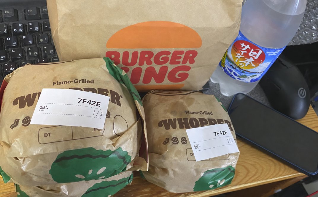 Amuu949503's tweet photo. 雨降ってるからバーキン頼んだ

(ヽ´ω｀)バーガーはバーキンが一番美味しいわにぇ https://t.co/KmJCx1D3e4