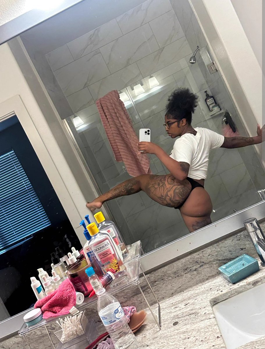 RealFluffyxulr's tweet photo. How much do you think my ass weigh...? https://t.co/0Tu3VwEnZg