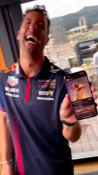 EstagiariodaF1's tweet photo. sempre lembro do Ricciardo kkkkkkkkkk https://t.co/BeLbYv66mX