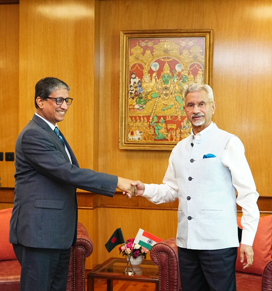 DrSJaishankar's tweet photo. Pleased to receive Bangladesh High Commissioner @hamidullah_riaz for a farewell call.

Appreciate his contribution and wish him all the best in future endeavours.

🇮🇳 🇧🇩 https://t.co/JZhYIsruxC