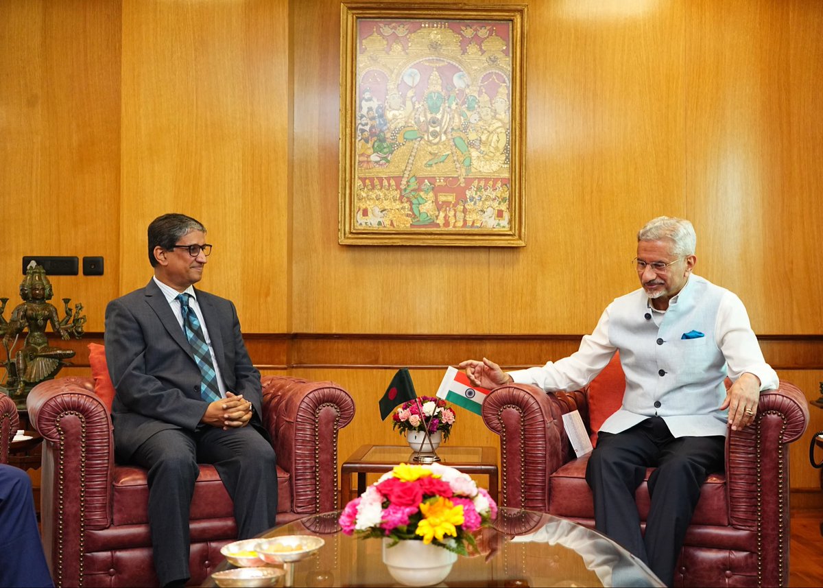 DrSJaishankar's tweet photo. Pleased to receive Bangladesh High Commissioner @hamidullah_riaz for a farewell call.

Appreciate his contribution and wish him all the best in future endeavours.

🇮🇳 🇧🇩 https://t.co/JZhYIsruxC