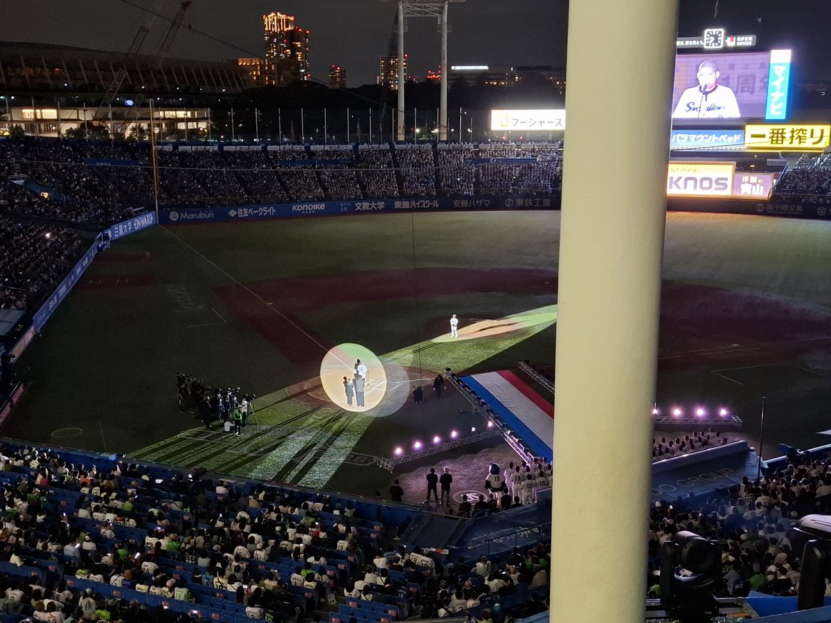 shida_munehiro's tweet photo. 石川には「こそっと行って、こそっと端で見て、こそっと両親と家族にだけ挨拶するわ。色々忙しいと思うし、また会えるとき」って告げて神宮行ったら、ホントに端っこの柱の影で。

知らん人多いと思うが、俺はアニメ「巨人の星」を全巻持ってて、星飛雄馬の姉がいつも柱の影で泣きながら星飛雄馬を応援するシーンが大好きなんだな。

そんな気持ちで石川のファイナルを見させてもらいました。

不思議なほどセンチメンタルな気持ちはなく、これから始まるストーリーを想い、これファイナルじゃなくスタートだなって。

そう。
ヤクルトの為、ヤクルトファンの為、ヤクルトに戻ってきて監督やって優勝させんといかん。こんなにも弱いんだから。

それが石川の宿命であり相応しい。
それやって初めてホントに「おつかれさん」だな。

とりあえず「ありがとう、石川」。