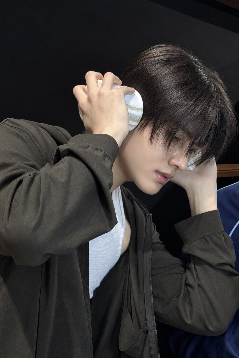 coertisify's tweet photo. WEARING BASIC FIT CUZ BEING SEONGHYEON IS THE FIT https://t.co/mrLBexm1o2
