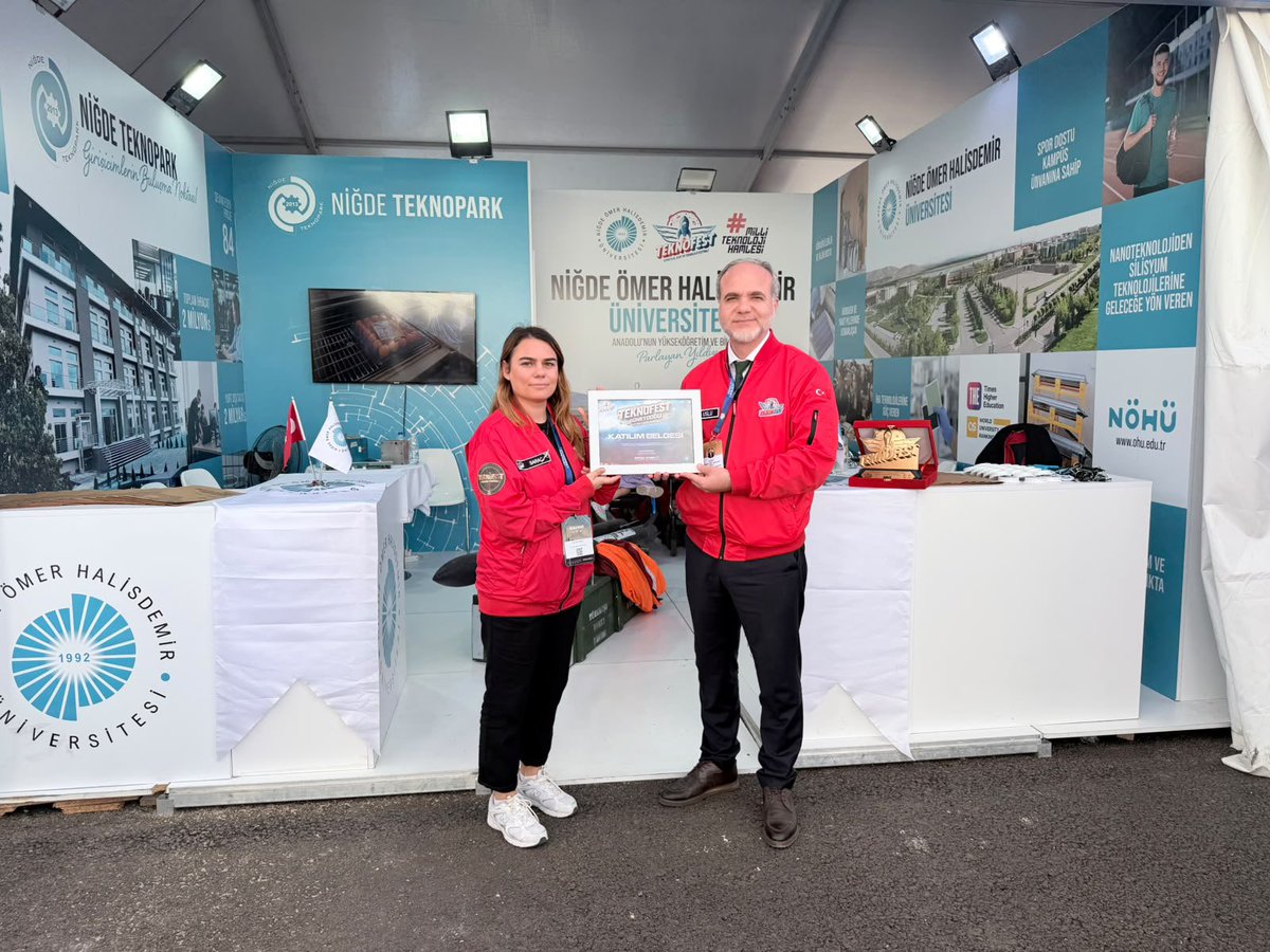 DrHasanUslu's tweet photo. Paydaş olduğumuz TEKNOFEST Güneydoğu’da üniversitemizin standını ziyaret ederek öğrencilerimiz, akademisyenlerimiz ve proje ekiplerimizle bir araya geldik.

Başarılarıyla gururlandıran tüm ekiplerimizi tebrik ediyor, nice TEKNOFEST’lerde daha büyük başarılara diliyorum. 🇹🇷🚀 https://t.co/SeA8Qm2Uf3