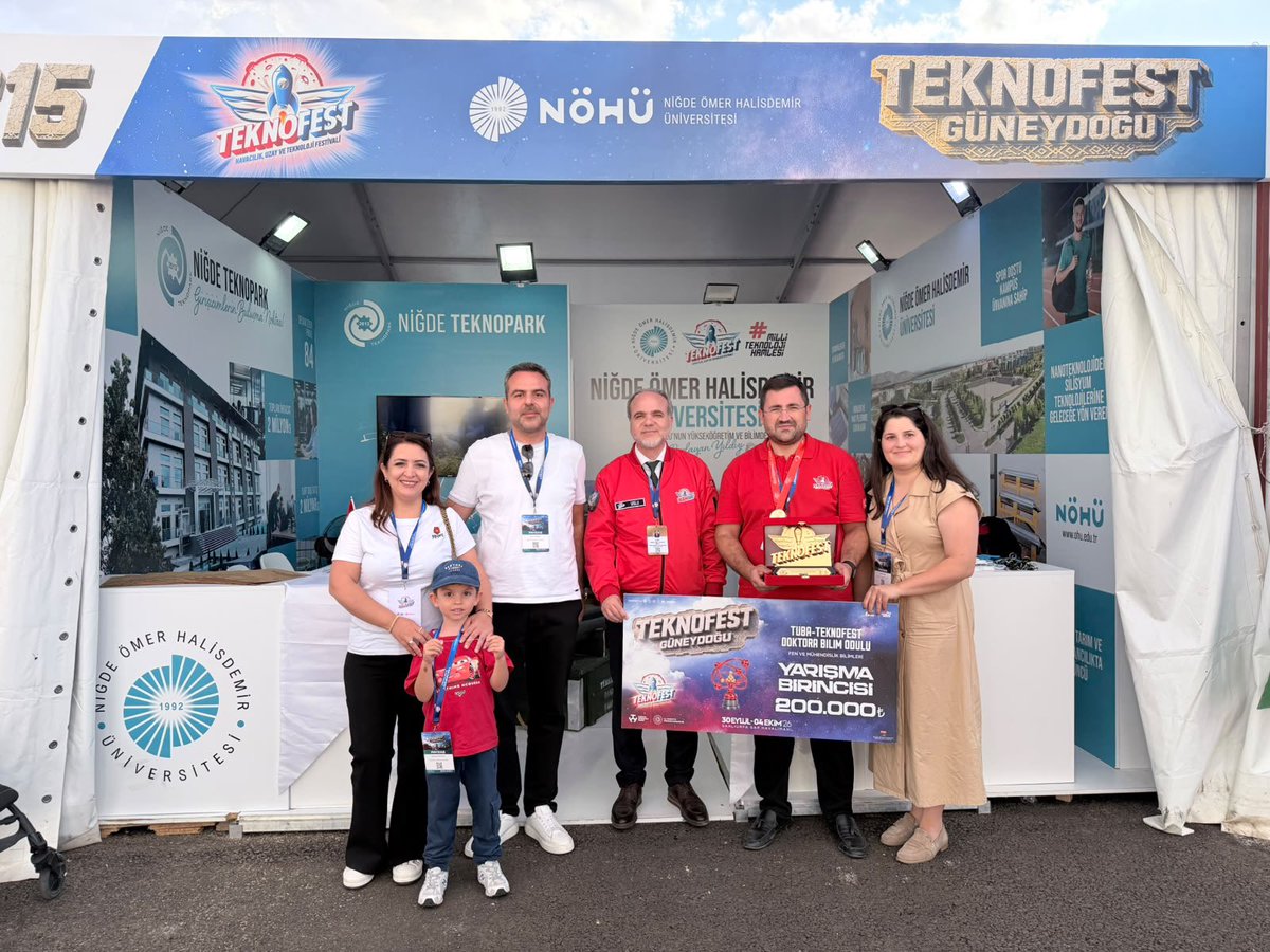 DrHasanUslu's tweet photo. Paydaş olduğumuz TEKNOFEST Güneydoğu’da üniversitemizin standını ziyaret ederek öğrencilerimiz, akademisyenlerimiz ve proje ekiplerimizle bir araya geldik.

Başarılarıyla gururlandıran tüm ekiplerimizi tebrik ediyor, nice TEKNOFEST’lerde daha büyük başarılara diliyorum. 🇹🇷🚀 https://t.co/SeA8Qm2Uf3