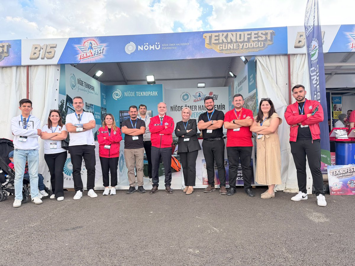 DrHasanUslu's tweet photo. Paydaş olduğumuz TEKNOFEST Güneydoğu’da üniversitemizin standını ziyaret ederek öğrencilerimiz, akademisyenlerimiz ve proje ekiplerimizle bir araya geldik.

Başarılarıyla gururlandıran tüm ekiplerimizi tebrik ediyor, nice TEKNOFEST’lerde daha büyük başarılara diliyorum. 🇹🇷🚀 https://t.co/SeA8Qm2Uf3