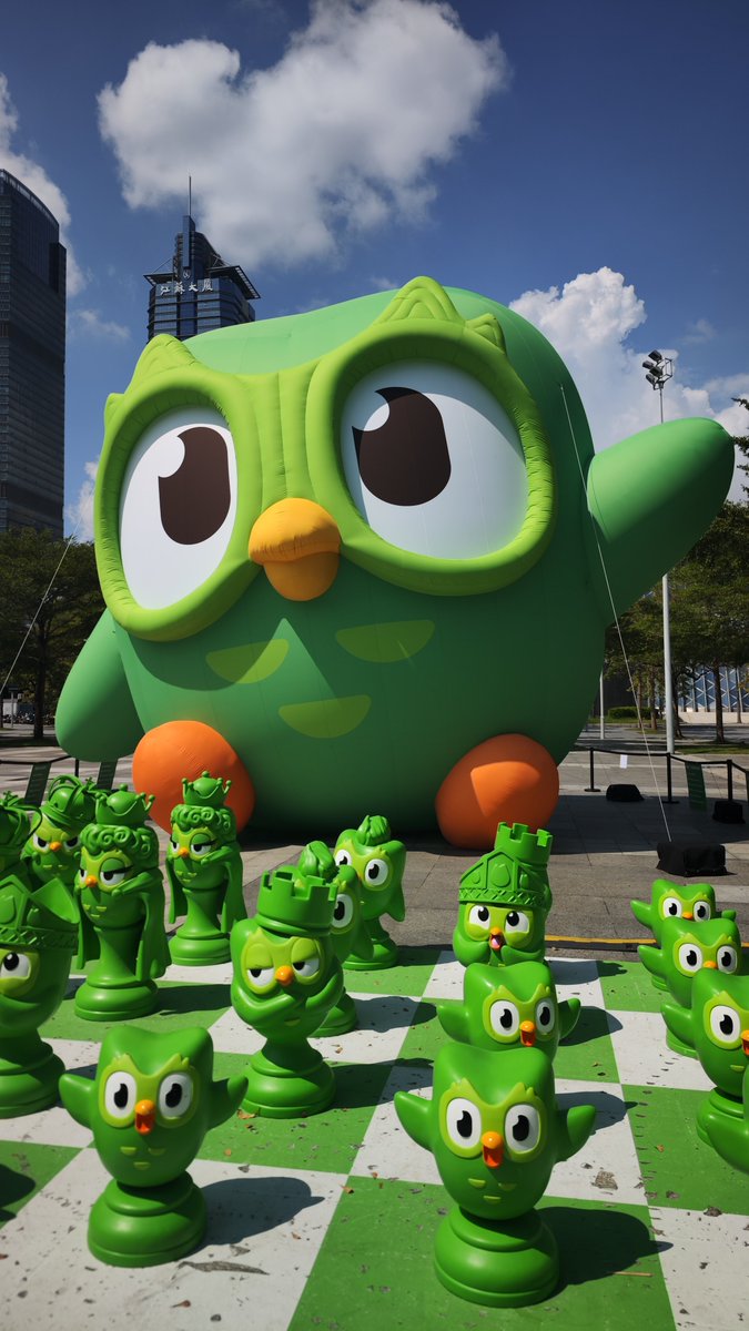 ShenzhenPages's tweet photo. Duo from Duolingo is in Shenzhen, China. What courses are you doing? Did you know that Duolingo also has chess, music and math courses? https://t.co/1fqeas0EwB
