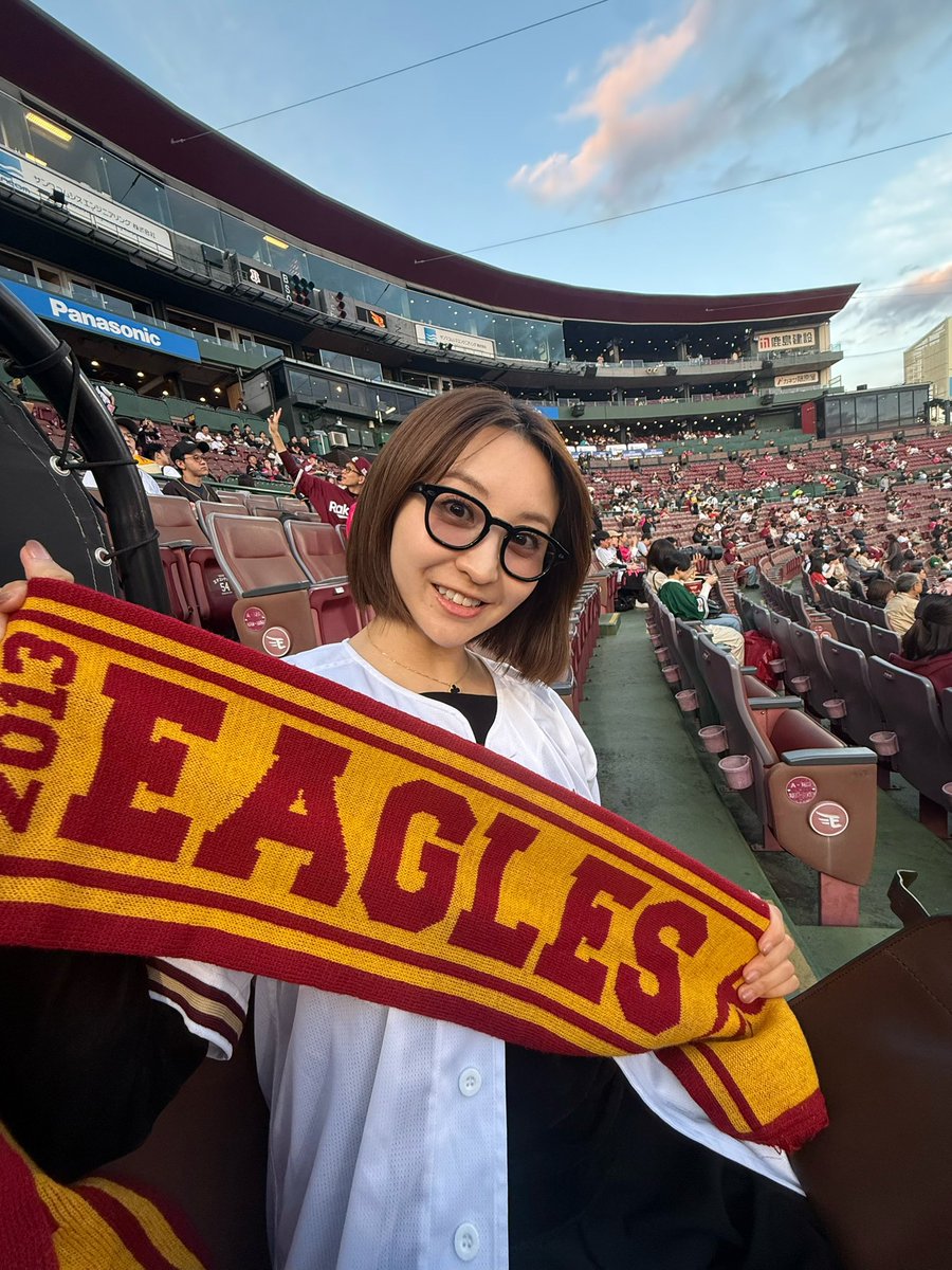AyaeH1210's tweet photo. 昨日は仙台に観戦へ！
辛島投手の最後の登板、セレモニーを見届けました🌸表情をあまり変えず淡々と感謝を伝える姿、最後まで辛島投手でかっこよかったです！本人も印象に残っていると言っていた日本シリーズ第5戦。私も仕事で現地にいたので、あの時の姿が今でも目に焼きついています。
そして同い年の選手がまた1人去るという寂しさ。さらに2013年を知る選手が球団にいなくなる寂しさ。今いる選手たちでまた新たな最高な歴史を作っていってほしいです☺️
辛島投手18年間本当にお疲れ様でした✨
