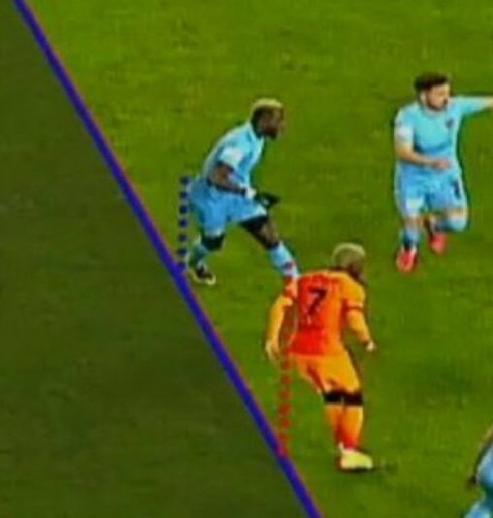 officialomerefe's tweet photo. Şu pozisyonda birinin kalçasını büyütüp, diğerini küçültme operasyonu yapmak… Muazzam hırsızlık… https://t.co/gLMajGiRgB