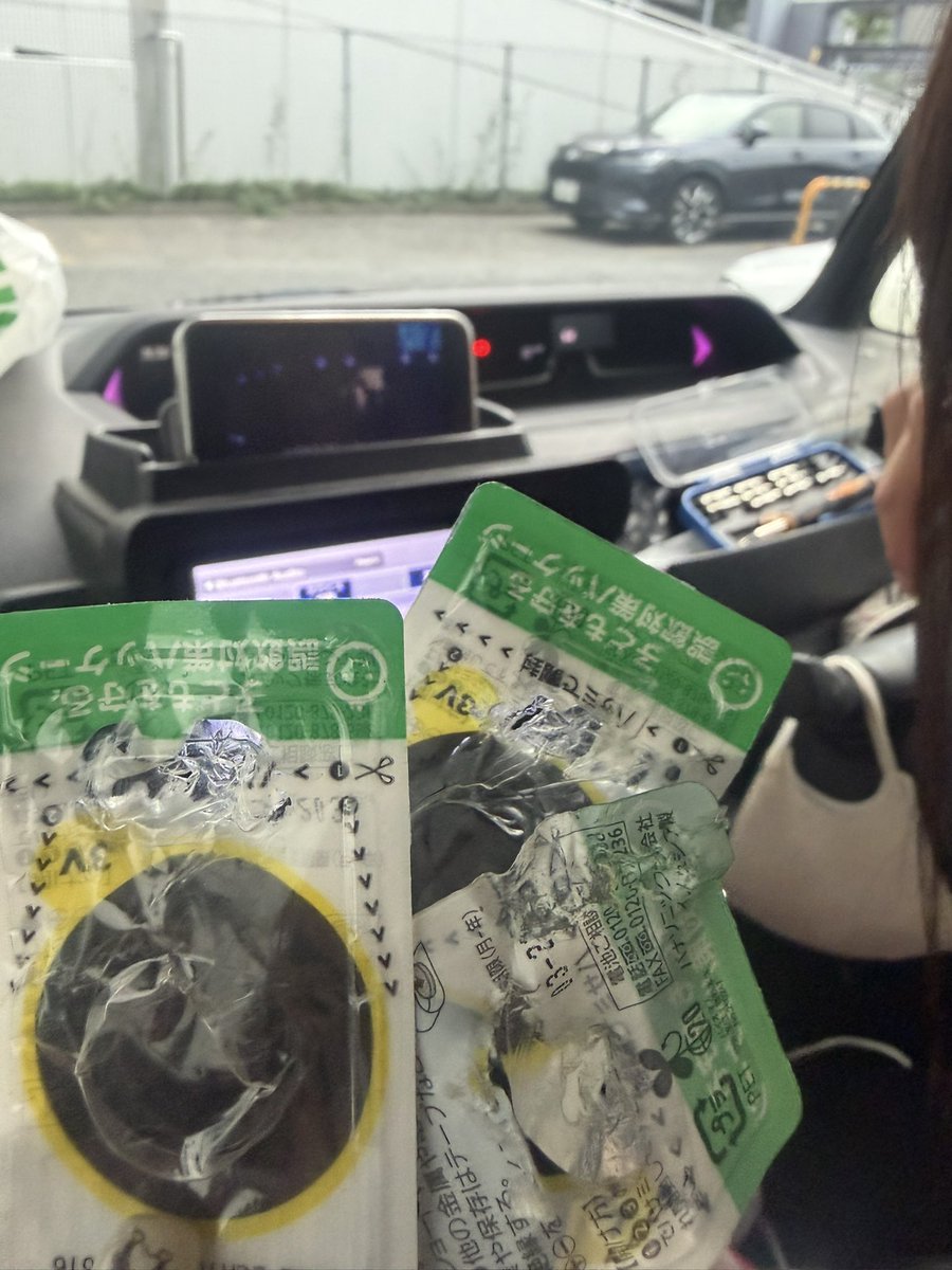 EZXPZ_'s tweet photo. ヒプマイのリンライ電池切れてて、交換しようとしたらこれでしぬWWWWWWWW https://t.co/2HmtNLP5PY