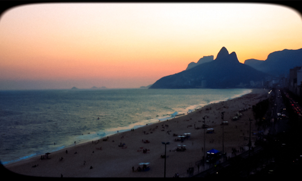 ColdplayCorner's tweet photo. [#SOUVENIRS] 📆 04.10.2011 
📌 Dans ce blog, Roadie#42 raconte une escale de repos bien méritée au bord d'une piscine à Buenos Aires, après un passage mémorable au festival Rock in Rio entre foule géante, tyrolienne géante et course-poursuite en van.
👉 https://t.co/bzzXmOIvU5 https://t.co/7EFVBbHrlF