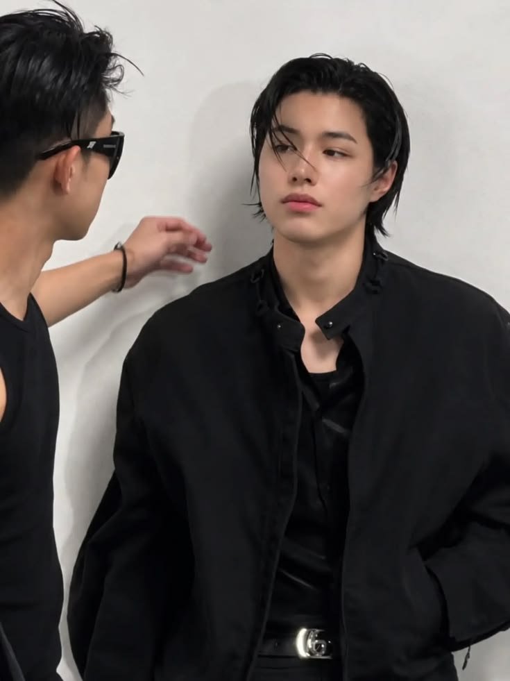 jourdainfan's tweet photo. his face is so androguynous https://t.co/v68rPMBr69