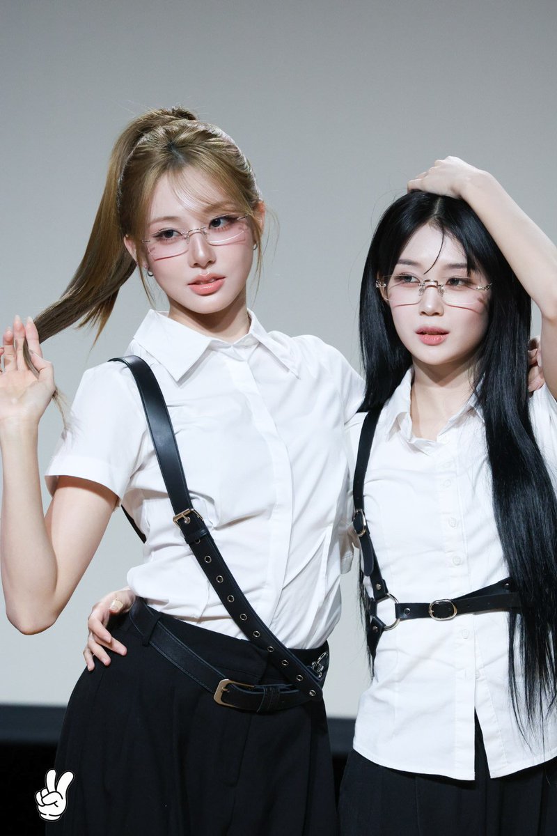triplesbburing's tweet photo. 20261004 애플뮤직
소현이가 잠시 자리를 비운 사이에🫢
#tripleS #트리플에스 #トリプルS
#신위 #XinYu
#공유빈 #유빜 #YuBin
#오목즈 https://t.co/f0uuvq5sRq