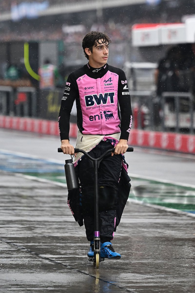 Val_ColLec's tweet photo. Ver a Franco tan tranquilo paseando en monopatín mientras llueve me hizo acordar a que, durante unos entrenamientos de las selecciones en el Mundial, llovió y los únicos que se quedaron entrenando fueron los de la Scaloneta.

En ese momento salió la charla de que a los extranjeros les llamaba la atención que los argentinos no corriéramos a buscar refugio ni tuviéramos un paraguas cuando llueve, porque parece que simplemente nos gusta mojarnos y disfrutar de la lluvia.

Y ahora veo a Franco haciendo exactamente lo mismo, paseando tranquilo bajo la lluvia, y pienso que quizás esa también sea una de esas pequeñas cosas tan argentinas que llevamos incorporadas sin darnos cuenta.