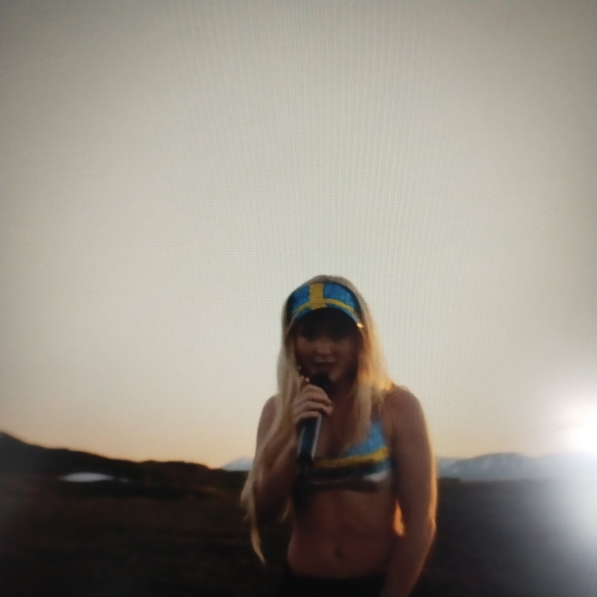 Sup_Varshini's tweet photo. Midnight Sun - Live is so cool!!!
#MidnightSun 
I'm listening to the ending as I type this! Her voice 🥹🫶🏽🤧🫠🌆☀️⛰️ https://t.co/ERcvBmBCsk