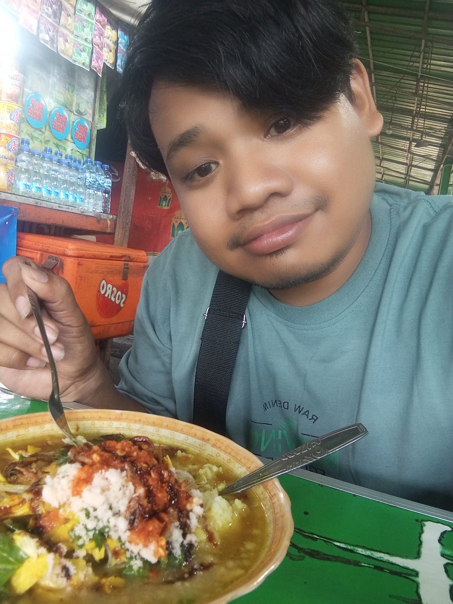 imasputra12's tweet photo. Hari ini sudah beli makan nasi soto ayam dan teh es 15rb + 4rb 😋
Aku lapar 😊😋
#rezeki #bisu #tuli #nasi #ayam https://t.co/AwRNaZ9kX6