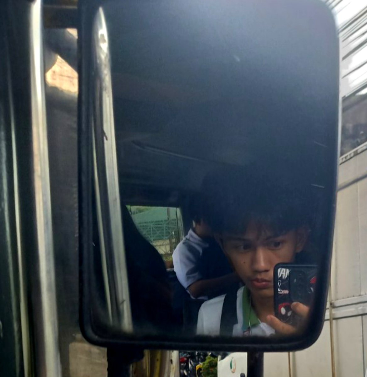 channjxmg's tweet photo. me tuwing nakaupo sa harap ng jeep https://t.co/SVR3AMPqgB