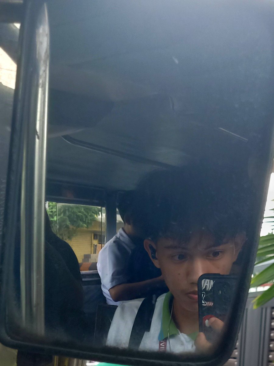 channjxmg's tweet photo. me tuwing nakaupo sa harap ng jeep https://t.co/SVR3AMPqgB