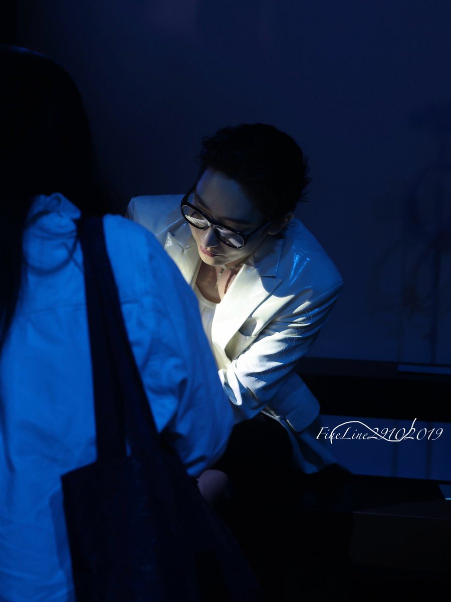 FineLine102019's tweet photo. 一些工作间隙 除了看秀 就没休息过😳
#leesoohyuk #이수혁 #李洙赫 https://t.co/K9jCsCKBD0
