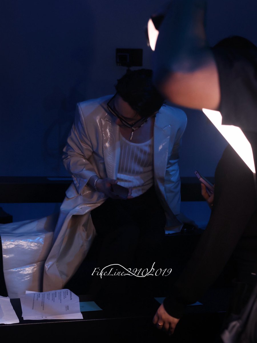FineLine102019's tweet photo. 一些工作间隙 除了看秀 就没休息过😳
#leesoohyuk #이수혁 #李洙赫 https://t.co/K9jCsCKBD0