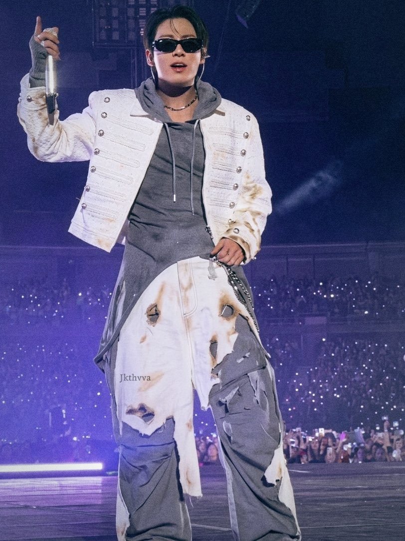 jeons_muse's tweet photo. THE BITE                       THE BITE EATER https://t.co/Sxpf8jp0Sj