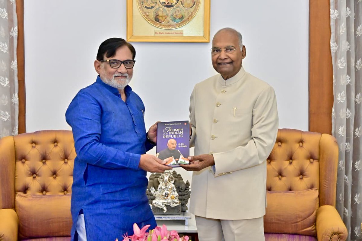 prafulkpatel's tweet photo. आज, भारत के पूर्व राष्ट्रपत��, आदरणीय श्री रामनाथ कोविंद जी एवं उनके परिवारजनों से आत्मीय भेंट का अवसर प्राप्त हुआ।

श्री कोविंद जी का सार्वजनिक जीवन, संविधान के प्रति उनकी प्रतिबद्धता तथा राष्ट्रसेवा के प्रति उनका समर्पण हम सभी के लिए प्रेरणास्रोत है। उनके अनुभवों और विचारों से सदैव नई ऊर्जा एवं मार्गदर्शन प्राप्त होता है।

इस स्नेहपूर्ण मुलाकात और आत्मीय आतिथ्य के लिए उनका एवं उनके परिवार का हृदय से आभार।