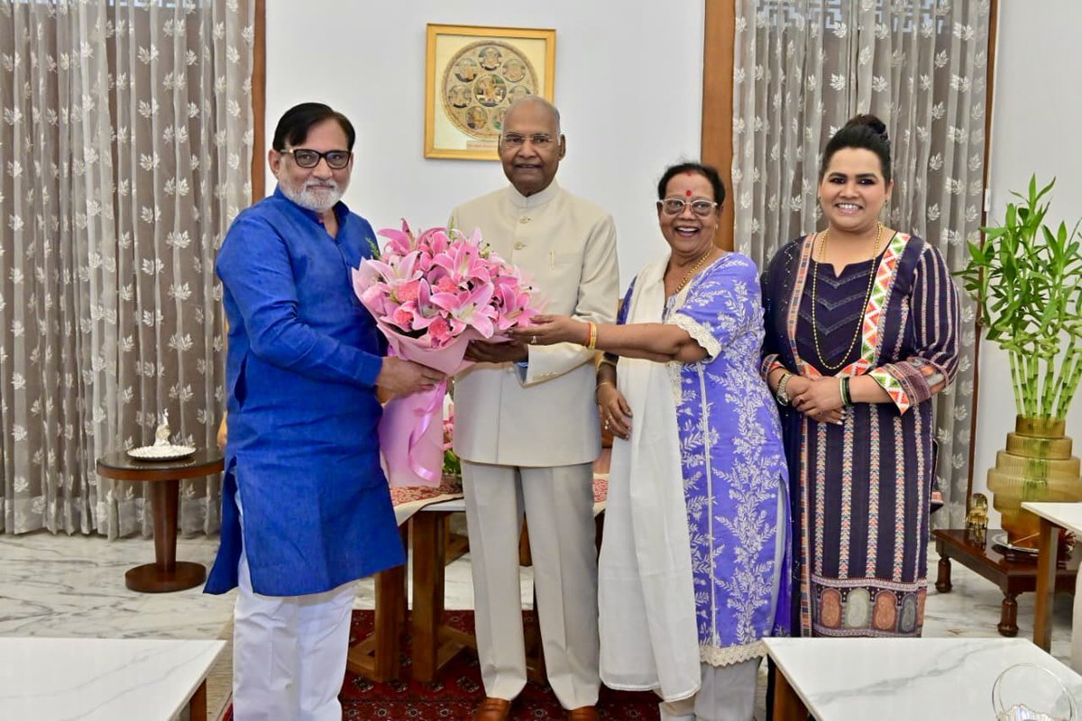 prafulkpatel's tweet photo. आज, भारत के पूर्व राष्ट्रपत��, आदरणीय श्री रामनाथ कोविंद जी एवं उनके परिवारजनों से आत्मीय भेंट का अवसर प्राप्त हुआ।

श्री कोविंद जी का सार्वजनिक जीवन, संविधान के प्रति उनकी प्रतिबद्धता तथा राष्ट्रसेवा के प्रति उनका समर्पण हम सभी के लिए प्रेरणास्रोत है। उनके अनुभवों और विचारों से सदैव नई ऊर्जा एवं मार्गदर्शन प्राप्त होता है।

इस स्नेहपूर्ण मुलाकात और आत्मीय आतिथ्य के लिए उनका एवं उनके परिवार का हृदय से आभार।