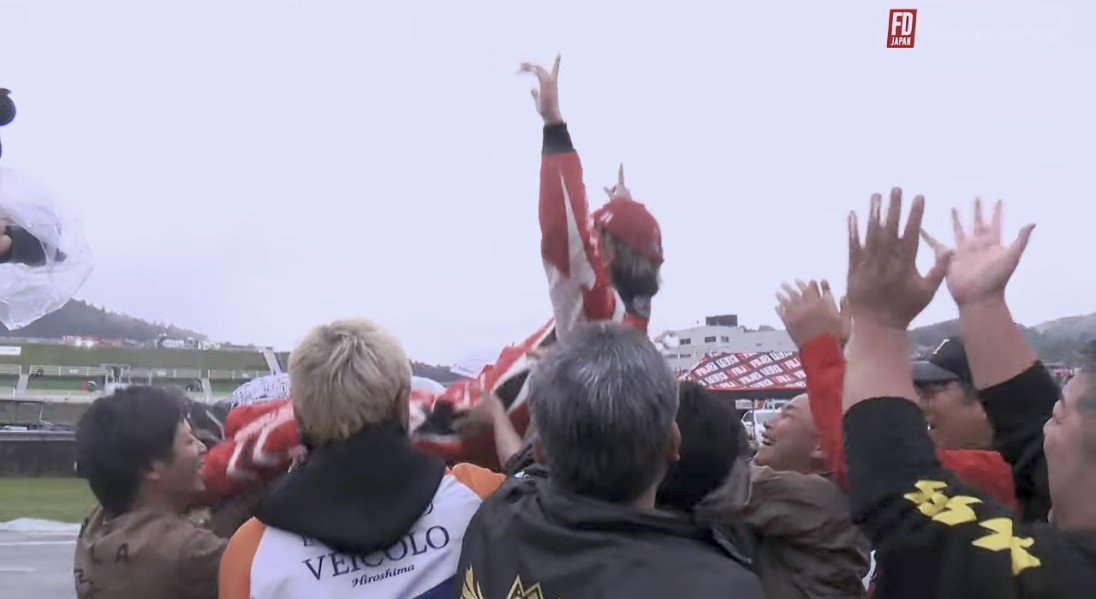 620gruynudtaam's tweet photo. 配信でしたが全力応援📣できました👍🏻✨
シリーズチャンピオン🏆️おめでどぉ〜〜👏👏👏

#FDJ
#SHIBATARACINGTEAM
#VeilSide
#SHIBATIRE
#シバタイヤ
#SHIBATIREGIRL
#蕎麦切広大(@ko_dai0322)選手
#早川みゆき(@miyuki_hykw)さん https://t.co/e1nIxNdS4R