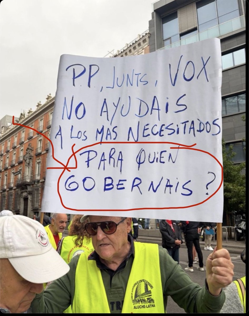 JaviRodrigo11's tweet photo. Los hay idiotas. 

Luego están los que, además de serlo, sienten la necesidad de ponerlo por escrito. 

Y, finalmente, los que salen a la calle orgullosos de exhibirlo, no vaya a ser que alguien no se hubiera enterado. https://t.co/y8yvqCmGnT