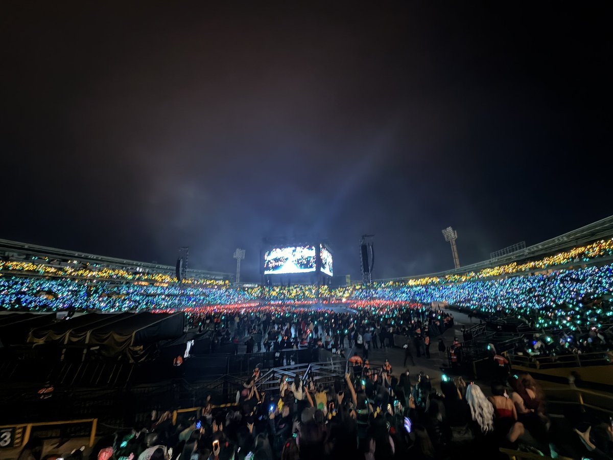 karenxher's tweet photo. No he visto a NADIE hablando de esto y no sé si se dieron cuenta pero en COME OVER literalmente apagaron las AB hoy para que se viera mejor el fan project y los amo tanto por eso😭😭😭 https://t.co/FfJLfNtHAH