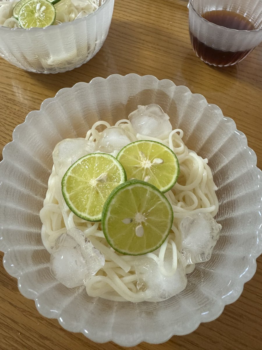 spitzbergen2140's tweet photo. うどんより細く
一般的なそうめんよりひと回り太い
半田そうめん 😊

しっかりコシがあります
そしてすだちは欠かせません🟢

今シーズンの冷やしそうめんは
今日で食べ納めかな⁉️ https://t.co/n7s3l3FZlv