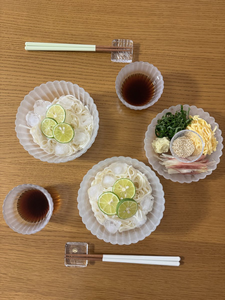 spitzbergen2140's tweet photo. うどんより細く
一般的なそうめんよりひと回り太い
半田そうめん 😊

しっかりコシがあります
そしてすだちは欠かせません🟢

今シーズンの冷やしそうめんは
今日で食べ納めかな⁉️ https://t.co/n7s3l3FZlv