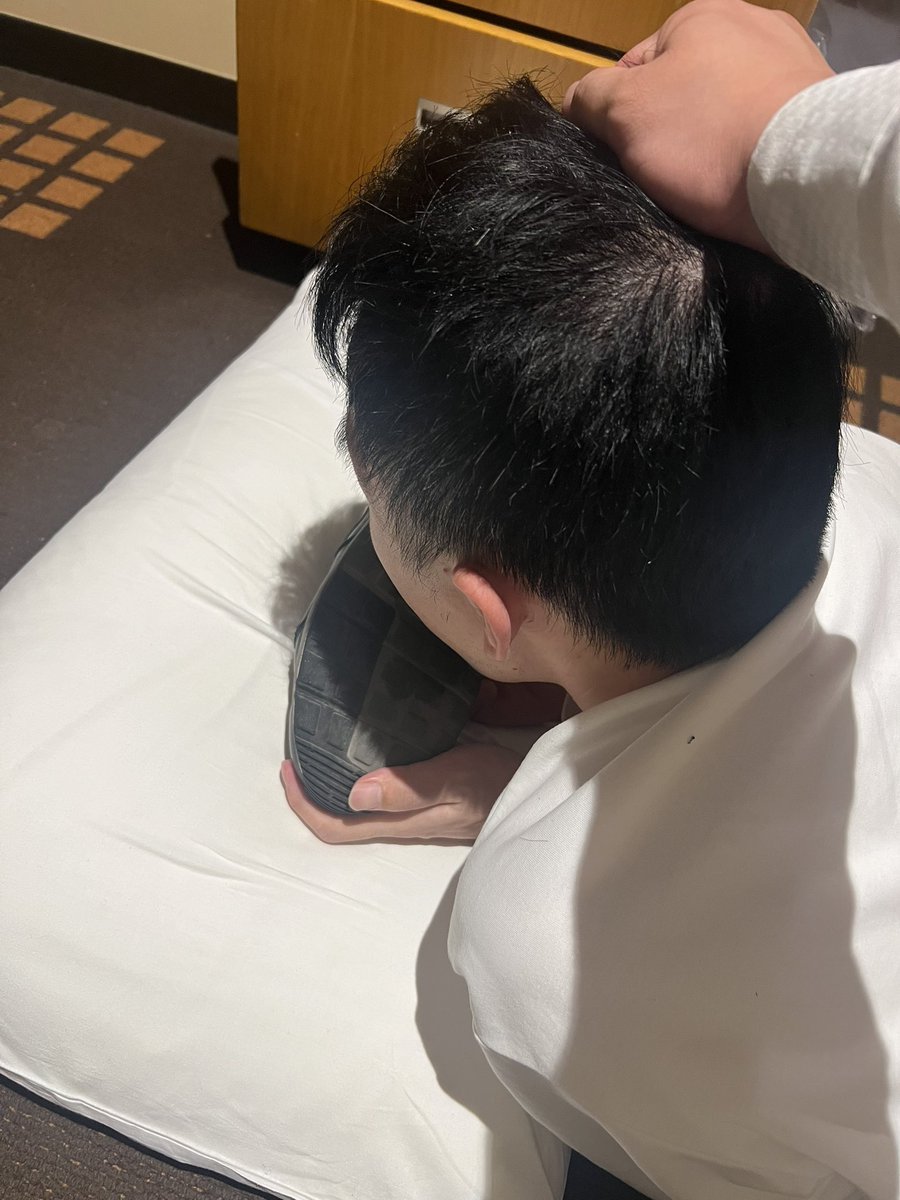 smsmsss000's tweet photo. 革靴の靴底、綺麗に舐めてたな
汚っね。
これできる奴隷志願者はDMして？
#革靴 #靴底 #靴舐め #消臭 #奴隷 https://t.co/zKJDSmYn5Q