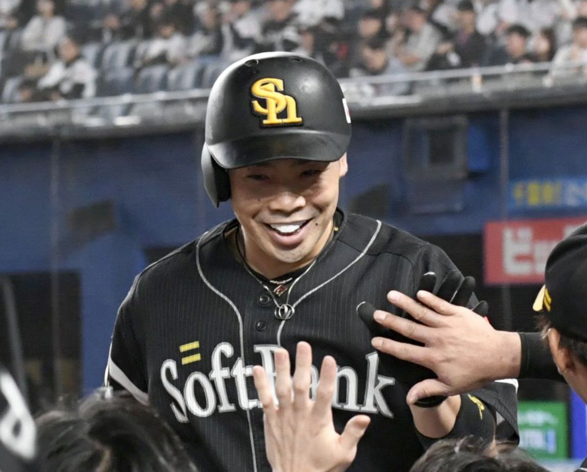 nishispo_hawks's tweet photo. 「粋に感じて」

近藤健介選手、大逆転首位打者狙う最終戦　

5度目最高出塁率、パ8年ぶり3割30本100打点は濃厚　

記録的シーズンに花を添えられるか 

▼記事はこちら▼#sbhawks
https://t.co/xb9EEykWQa https://t.co/OUxwOvWkgV