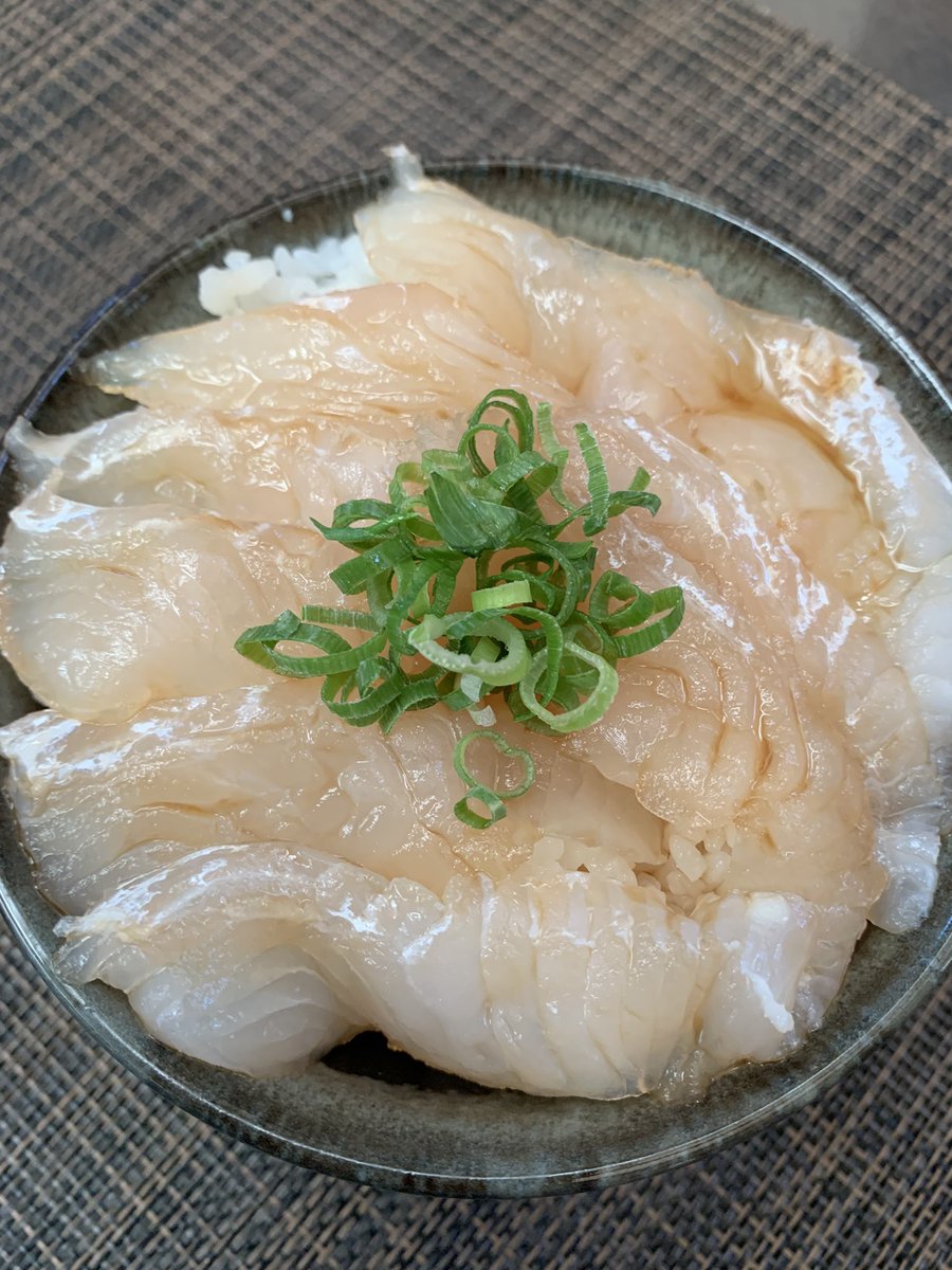 skanayaneko's tweet photo. 正解は座布団平目になります‼️平目で作りました、漬け丼、えんがわの握り、平目丼になります。オヒョウ、ウヒョウは残念ハズレになります🙇 https://t.co/QII9d6rA9c