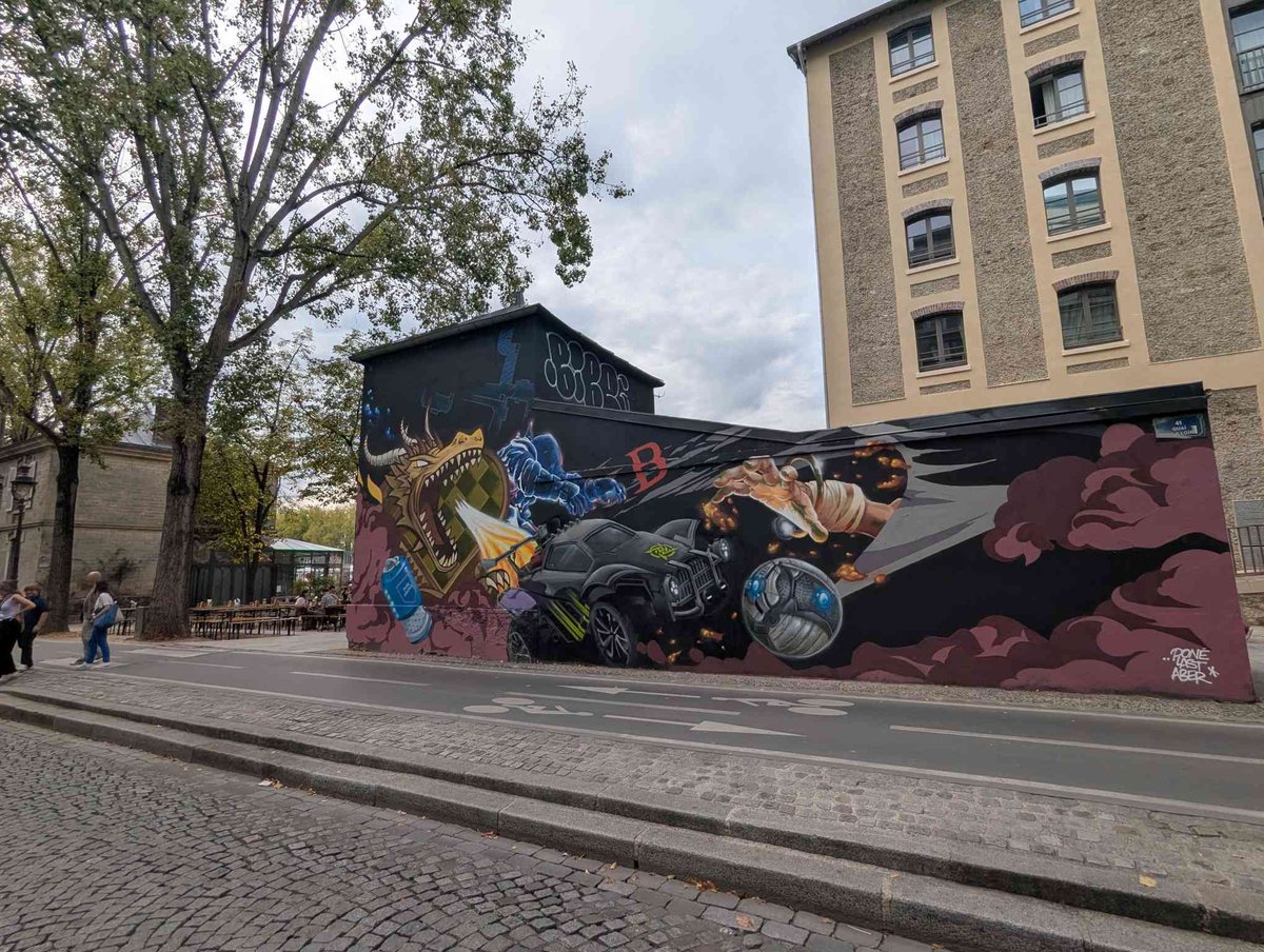 LifeIsCoolBRO's tweet photo. Des amis m’ont envoyé ça, regardez la dinguerie !

C’est à Paris, proche du Pont de Crimée. Jcomprends pas trop pourquoi y’a @NIP dessus mais c’est fou, ça sort de nul part 😭🔥 https://t.co/v70eEeskhy