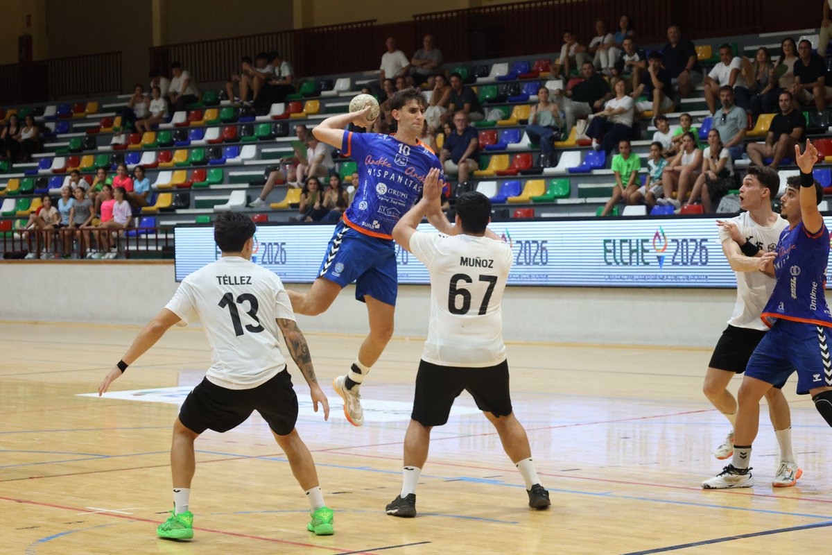 balonmanopetrer's tweet photo. 💙🤾♂️ ¡CBM PETRER SABE SUFRIR Y SIGUE LÍDER!
💪 Victoria en Elche (23-24) para firmar un pleno: 3 de 3 y 6 puntos.
📷 @VicenMunoz
👏 Más de 100 aficionad@s nos acompañaron. ¡Gracias, Peña Vikinga y afición!
📅 Viernes 9, 18:00 h: recibimos a BM Marni.
#CBMPetrer #Identidad https://t.co/9FBR0SUopW