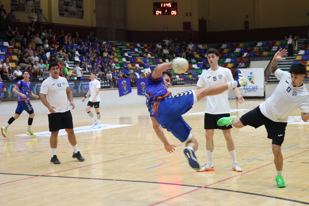 balonmanopetrer's tweet photo. 💙🤾♂️ ¡CBM PETRER SABE SUFRIR Y SIGUE LÍDER!
💪 Victoria en Elche (23-24) para firmar un pleno: 3 de 3 y 6 puntos.
📷 @VicenMunoz
👏 Más de 100 aficionad@s nos acompañaron. ¡Gracias, Peña Vikinga y afición!
📅 Viernes 9, 18:00 h: recibimos a BM Marni.
#CBMPetrer #Identidad https://t.co/9FBR0SUopW