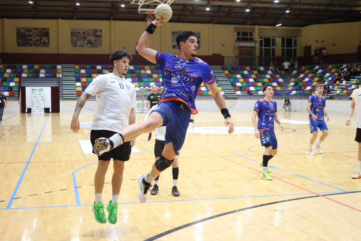 balonmanopetrer's tweet photo. 💙🤾♂️ ¡CBM PETRER SABE SUFRIR Y SIGUE LÍDER!
💪 Victoria en Elche (23-24) para firmar un pleno: 3 de 3 y 6 puntos.
📷 @VicenMunoz
👏 Más de 100 aficionad@s nos acompañaron. ¡Gracias, Peña Vikinga y afición!
📅 Viernes 9, 18:00 h: recibimos a BM Marni.
#CBMPetrer #Identidad https://t.co/9FBR0SUopW