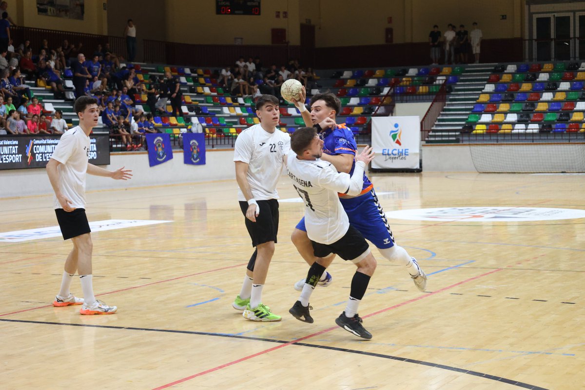 balonmanopetrer's tweet photo. 💙🤾♂️ ¡CBM PETRER SABE SUFRIR Y SIGUE LÍDER!
💪 Victoria en Elche (23-24) para firmar un pleno: 3 de 3 y 6 puntos.
📷 @VicenMunoz
👏 Más de 100 aficionad@s nos acompañaron. ¡Gracias, Peña Vikinga y afición!
📅 Viernes 9, 18:00 h: recibimos a BM Marni.
#CBMPetrer #Identidad https://t.co/9FBR0SUopW