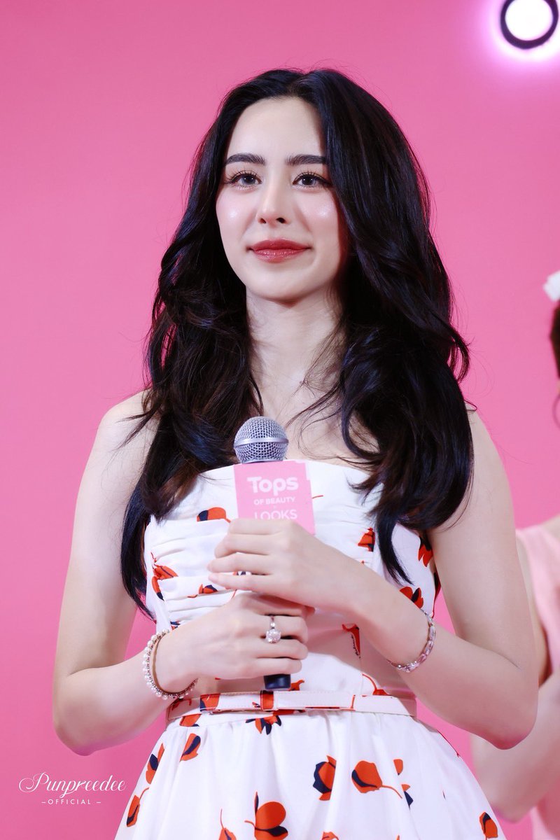 PeaPeaOfficial's tweet photo. คนที่น่ารักขนาดนี้ชื่อ พีพี ปุญญ์ปรีดีเองค้าบบบ 🩷☺️
PP X LEMONME X TOPS
#TopsofBeautyxPPPun
#พีพีปุญญ์ปรีดี #punpreedee https://t.co/f6yLC67eQs