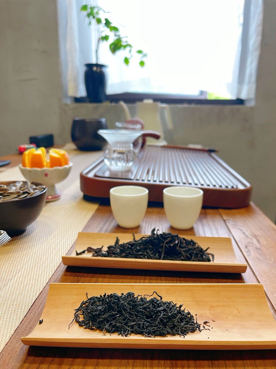 eun437791's tweet photo. "The ancient teahouse exudes a cozy aura, where the aunt gently serves tea with a warm grin"， https://t.co/PSjcvzcsxN