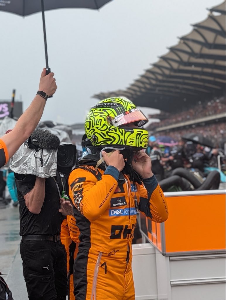 McLarenF1's tweet photo. Let’s go 👊

#McLarenF1 | #BahrainGP 🇧🇭 https://t.co/a6mt8nxB7E