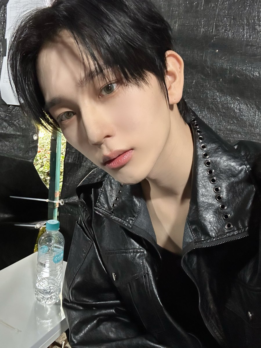 by_EPEX's tweet photo. 3번째 런웨이도 끝~ 🖤🖤🖤🖤

#EPEX #이펙스 #BAEKSEUNG #백승 #백전백승 https://t.co/V94NKkIaOd