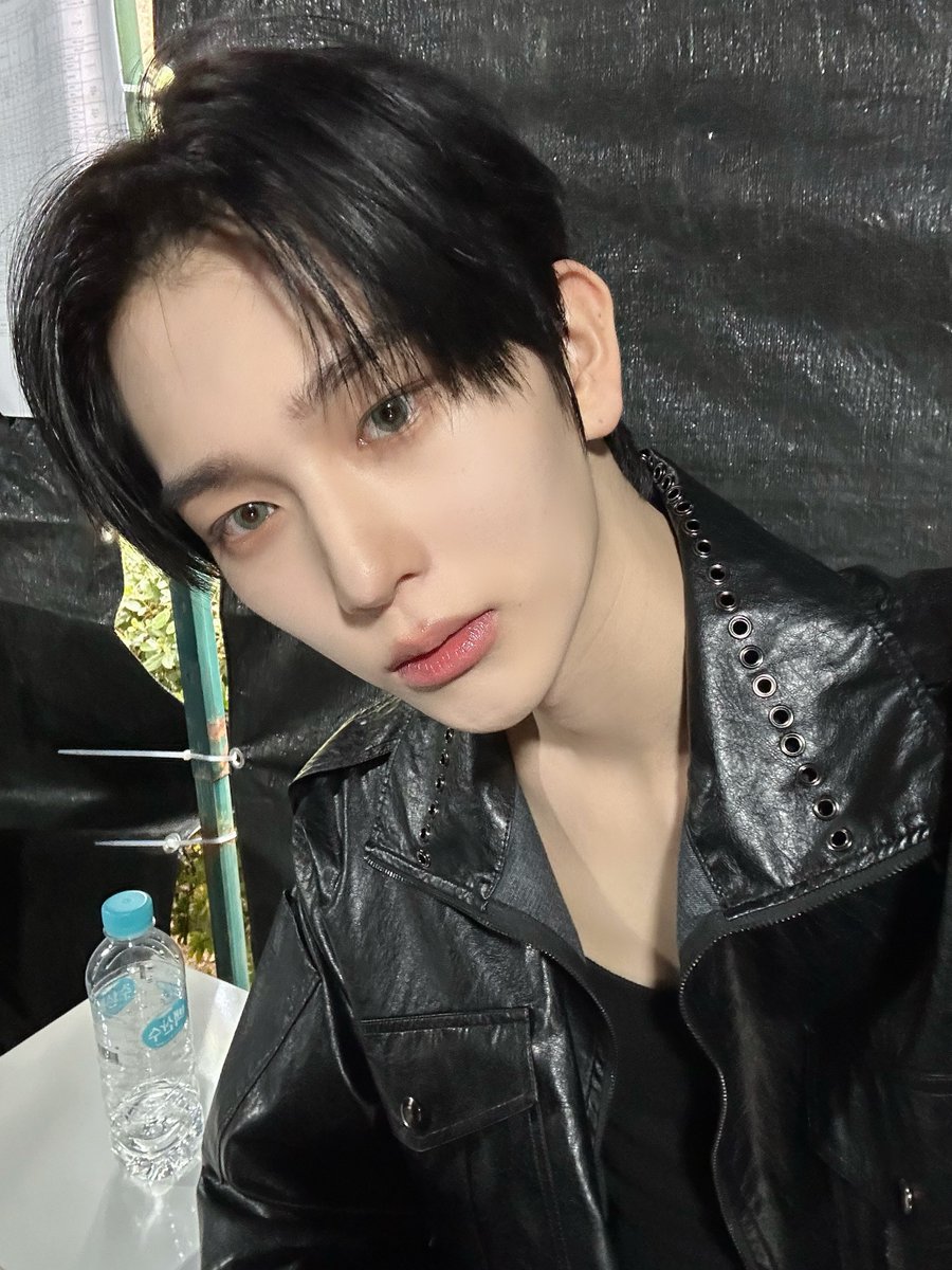by_EPEX's tweet photo. 3번째 런웨이도 끝~ 🖤🖤🖤🖤

#EPEX #이펙스 #BAEKSEUNG #백승 #백전백승 https://t.co/V94NKkIaOd